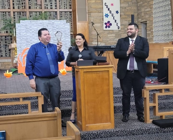 Reconocimiento al servicio fiel en la congregación de Valle de Vida