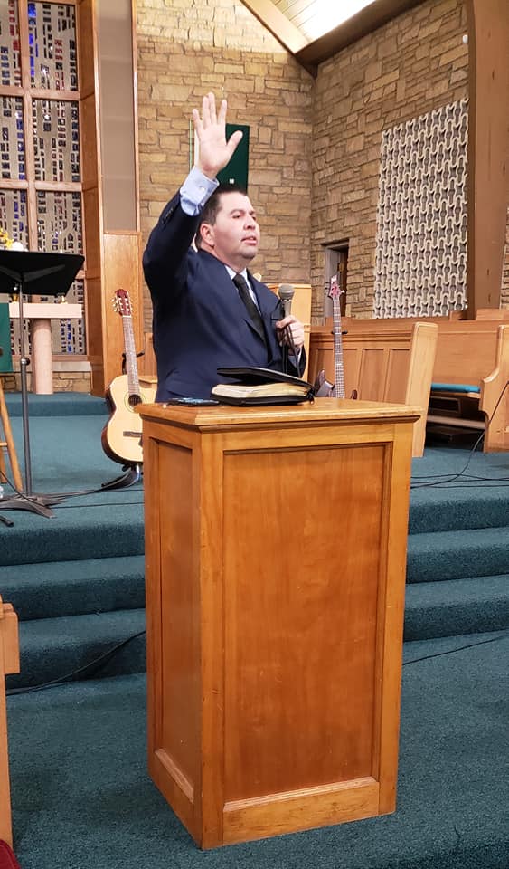 Pastor predicando la Palabra de Dios en la Iglesia Bautista Valle de Vida