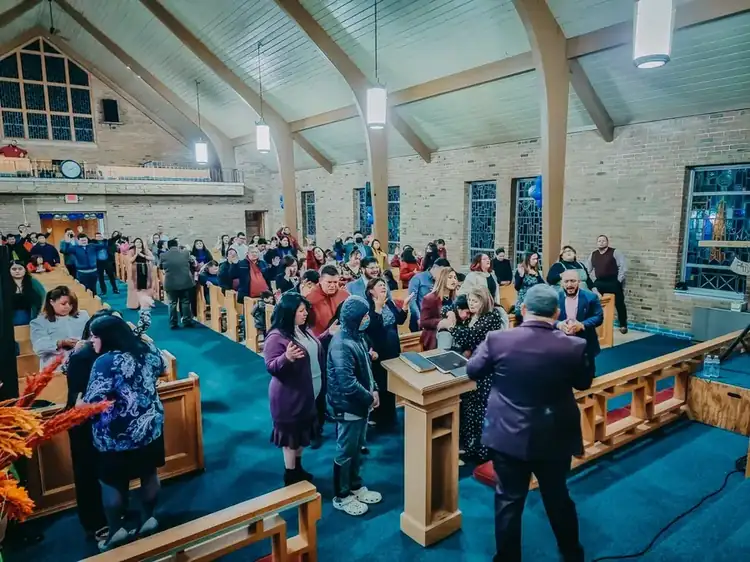 Congregación hispana adorando juntos en la Iglesia Bautista Valle de Vida en Columbus, OH
