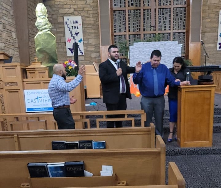 Tiempo de oración en el altar durante el culto dominical