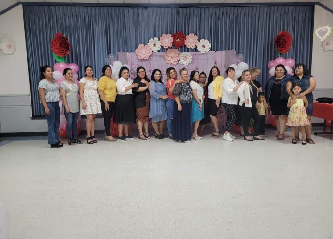 Damas de la iglesia reunidas en celebración del Día de las Madres